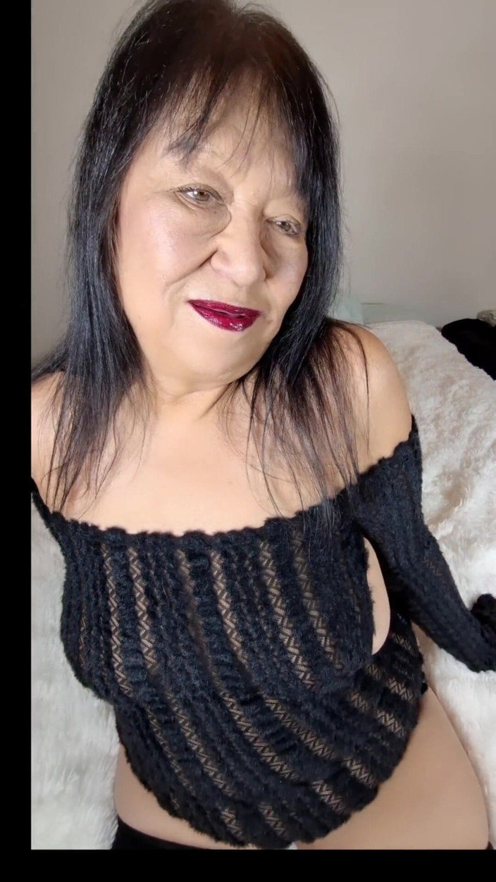 Zilah Luz: 太もも丈のストッキングを履きながらディルドでアナルマスターベーションを見るのが好きな人はいますか?