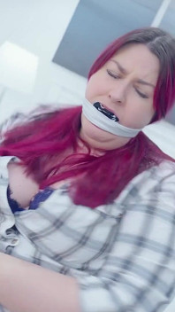 Lacey luată și cu căluș: o luptă disperată