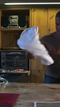 Steamy Kitchen trojka - dvě nadržené holky sdílejí jeho tlustého ptáka