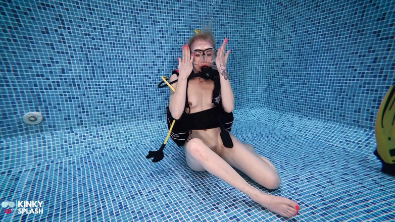 UKCuteGirl Lucy Lauren: Podwodny dildo jebanie w Scuba Gear