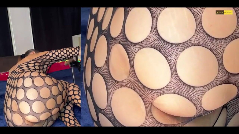 Crypto Mommy: Geile milf in kont geneukt met neukmachine