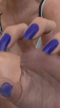Kuku jari biru yang mengujakan dan negligee sutera, Joi, Lady Victoria Valente