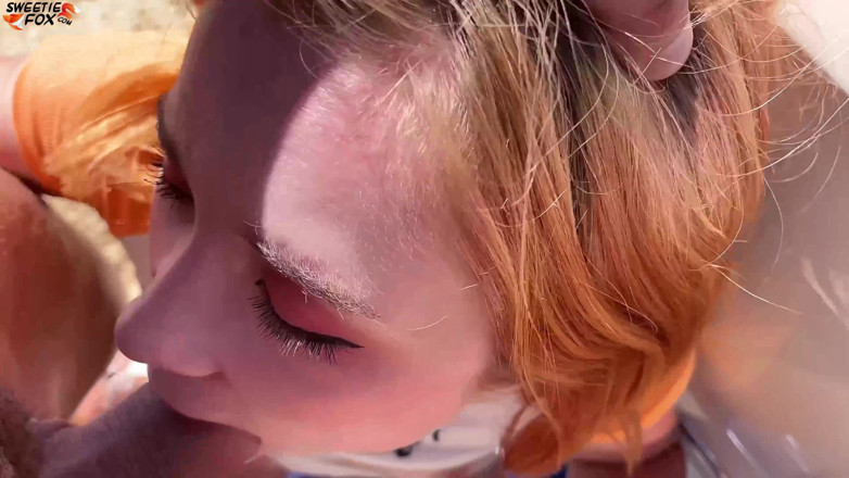 Sweetie Fox: Une fille suce la bite d'un inconnu dans une voiture...