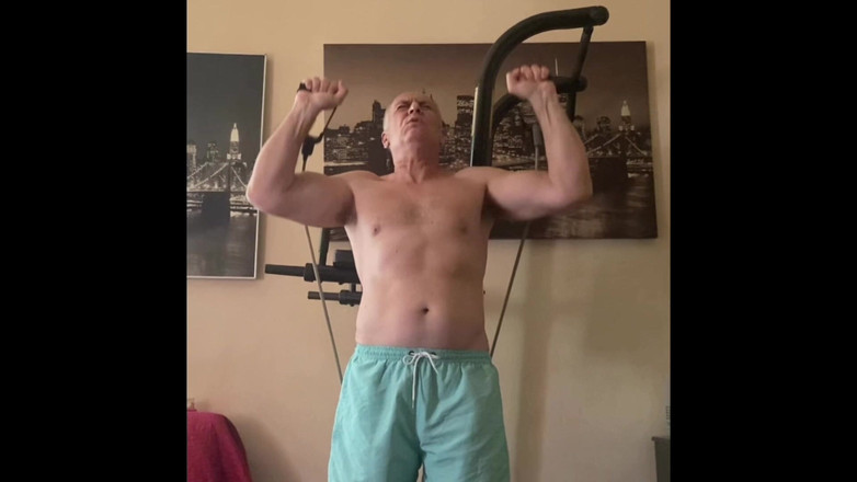 Alex Art: Un bărbat sportiv se masturbează pe video