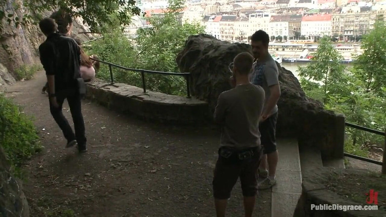 Public Disgrace by Kink: Grote natuurlijke tieten blootgesteld op straat