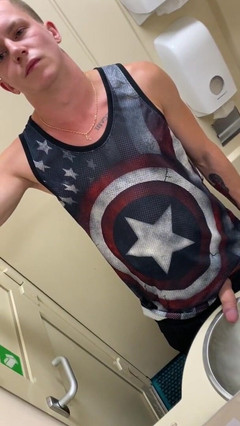 Falcon Al: Skoro jsem se naštvala, když jsem vytáhla kameru. na vlakové...