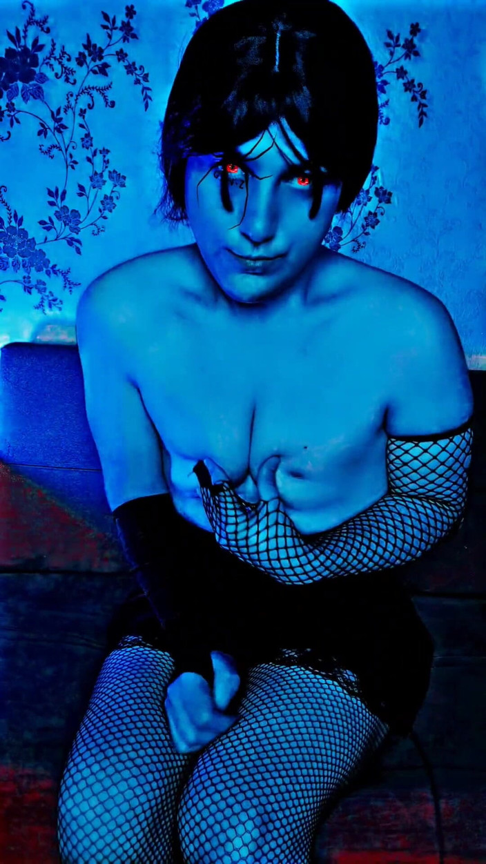 Kitty_Cross: Seducente vampire chic: calze a rete a dondolo e mini...