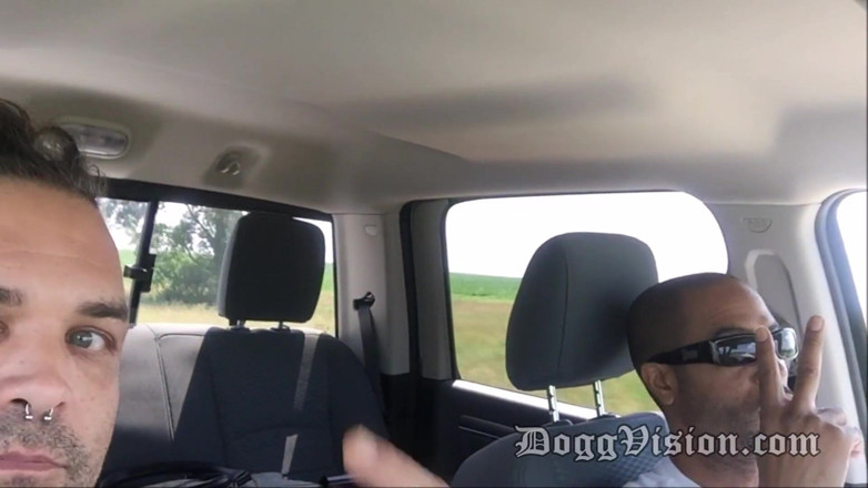 DoggVision: 56-jarige cuckold-vrouw drievoudige creampie in vrachtwagen