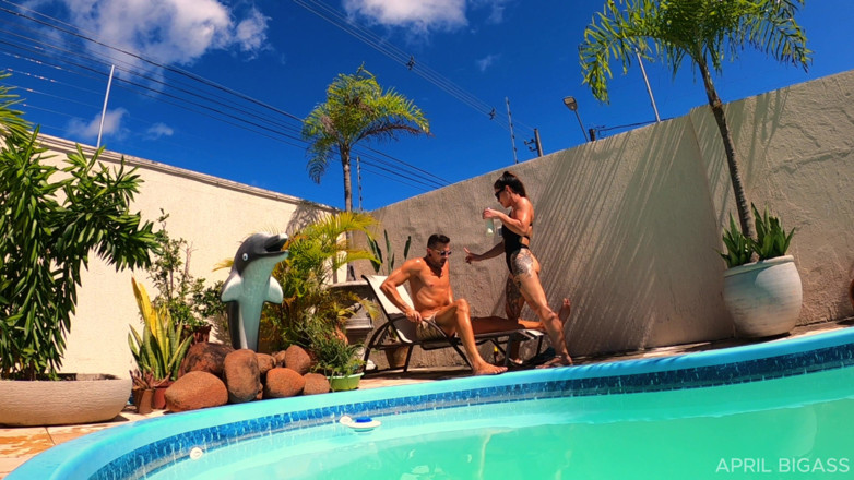 April BigAss: Giornata in Piscina E Mi Scopano Dal Mio Culo Sporco...