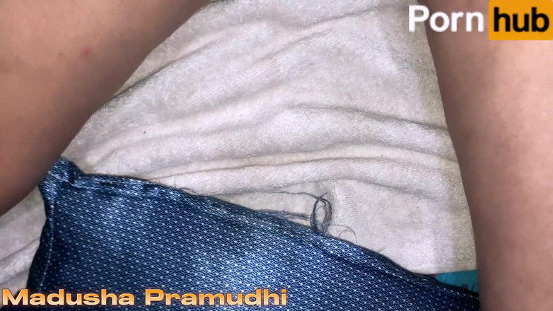 Tiyana: 斯里兰卡顺从的荡妇人妻不够我的小鸡巴