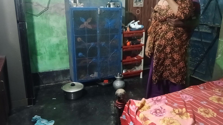 Desimombd: Devor ve yenge çok eski bir eve gidiyor ve aniden Bangla...