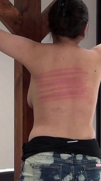 Yasmeena Spanking Machine - Zweepslagen op blote rug