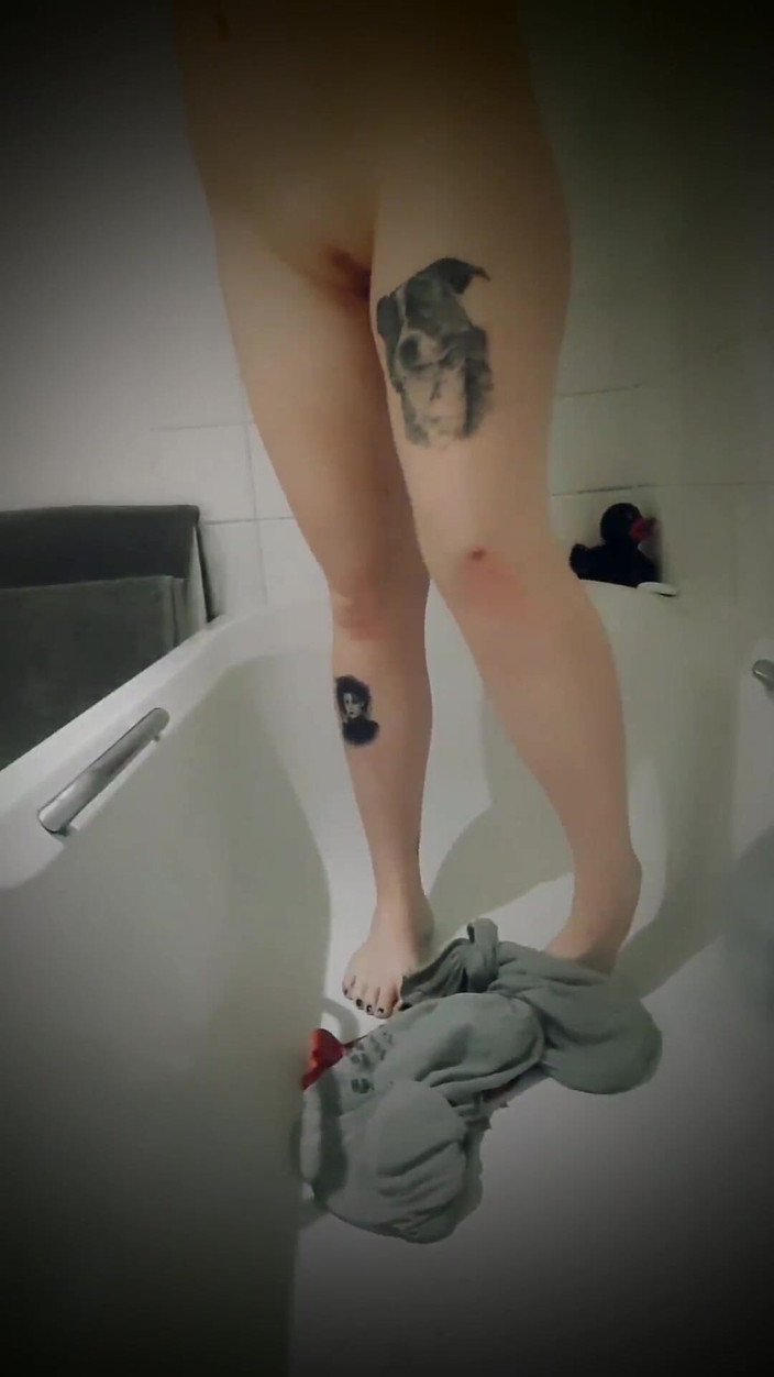 Yourfavecumslut: Харлі Квінн писяє у ванні