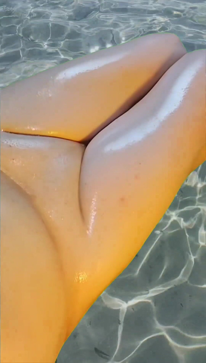 Kitty_Cross: 4 manos libres coloridos muslos aceitados masturbándose en el agua