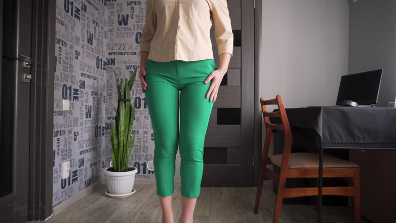 Teasecombo 4K: Гаряча мамка приміряє вузькі штани, поки вони не розірвуться