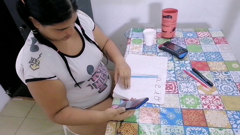 Adribella69: Une étudiante se casse la chatte en pensant à la grosse bite...