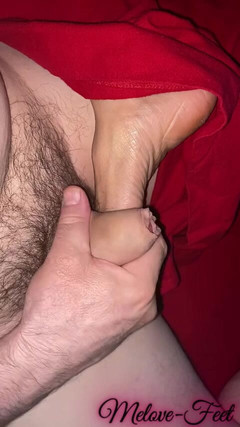 Naelor: Naelor用她性感的蓝色指甲波兰在melove脚上射精