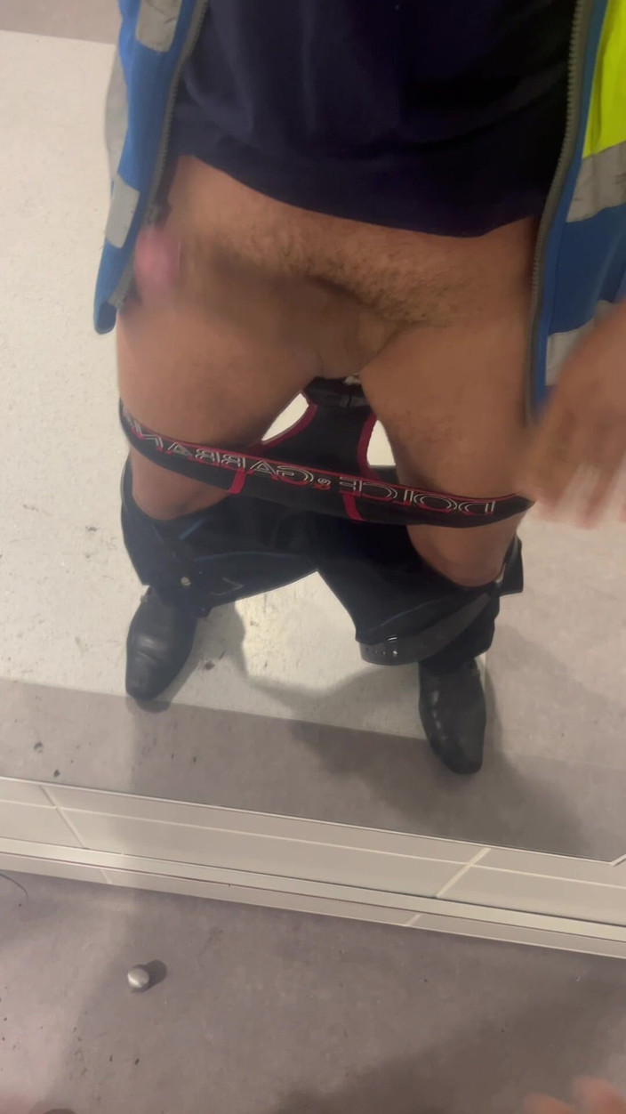 Hot dick in your ass: Туалет на роботі, хтось може допомогти мені кінчити