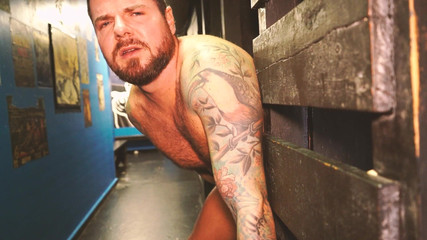 Anton Brazil: Glory Hole si trasforma in una vera prostituta e sperma...