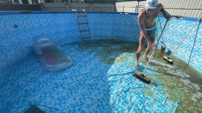 Falcon Al: Futai la piscină - sex în public