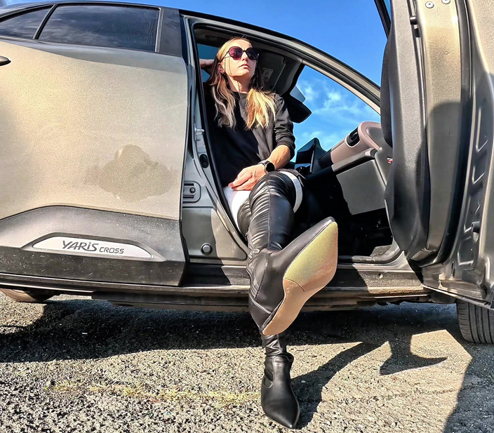 Mistressyammyboots: 私のブーツ - 彼の場所はその下のほこりの中にある