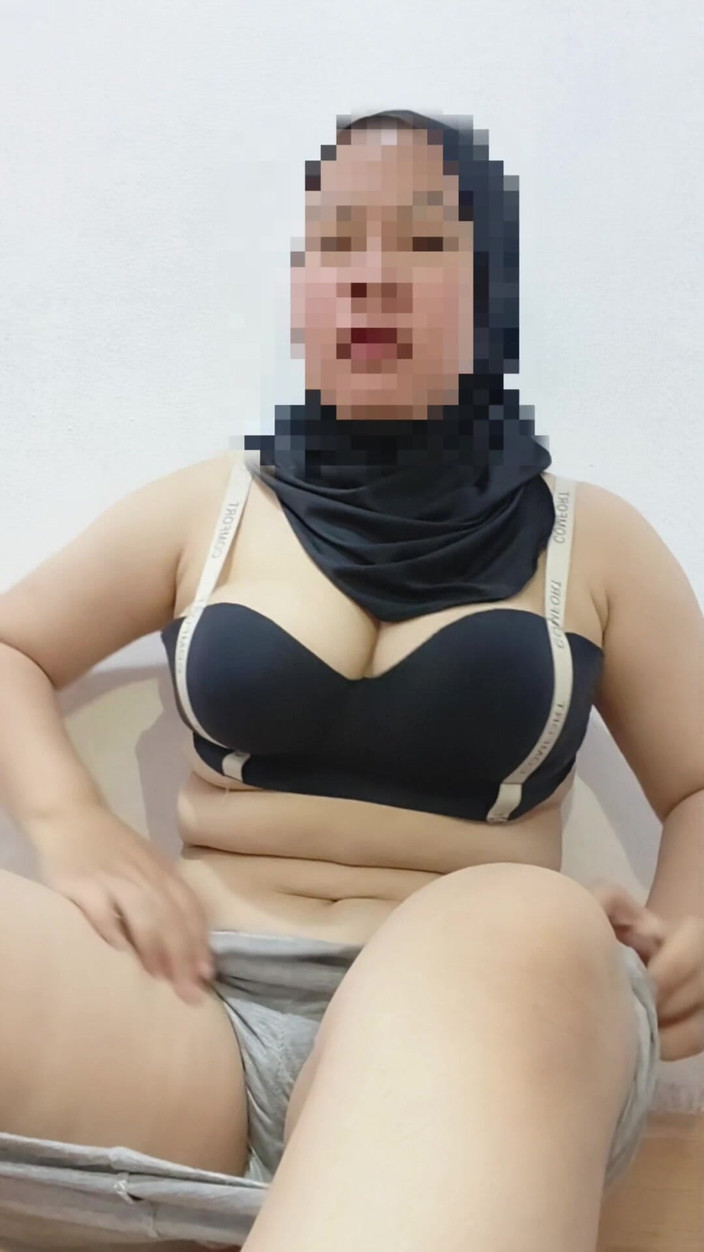 Vaginabig88: Моя невестка так одинока в гостиной