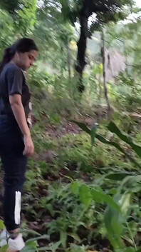 Een schattig slank latina-meisje loopt naar buiten en toont haar grote borsten en kont