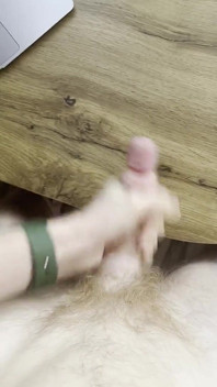 Schau zu, wie er besamt: behaarte twink-masturbation mit epischem abspritzen - schlanker körper, große ladung