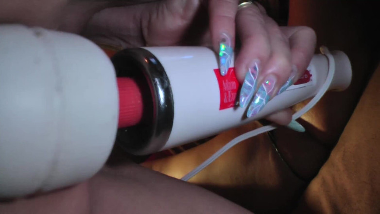 Lesbian Stories: สองสาวแม่ม่ายสกปรกเล่นกับ Hitachi Wand