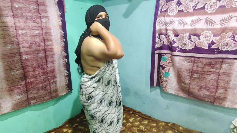Gulaab: seksi muslim bich naach rahi hai