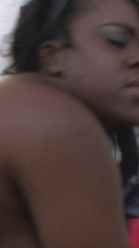 Samone Taylor é uma garota negra com peitos naturais que adora foder enormes paus pretos