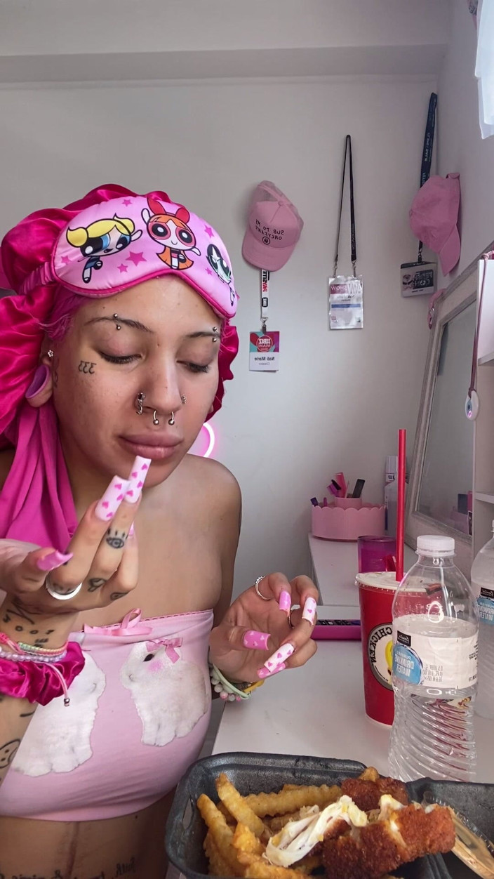 Nali Marie: Engasgando com comida, fodendo demais mukbang comendo molho de frango...