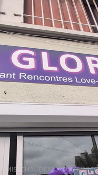 Min styvbror erbjuder mig till en grupp främlingar i en sexbutik i Paris