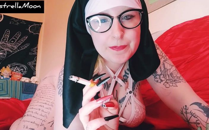EstrellaSteam: Dövmeli rahibe senin için sigara içiyor