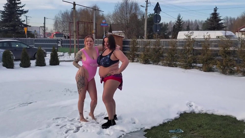 Bastet: Swinger. Dua pasangan berkahwin bermain di Snow Bogel. Wanita Kencing...