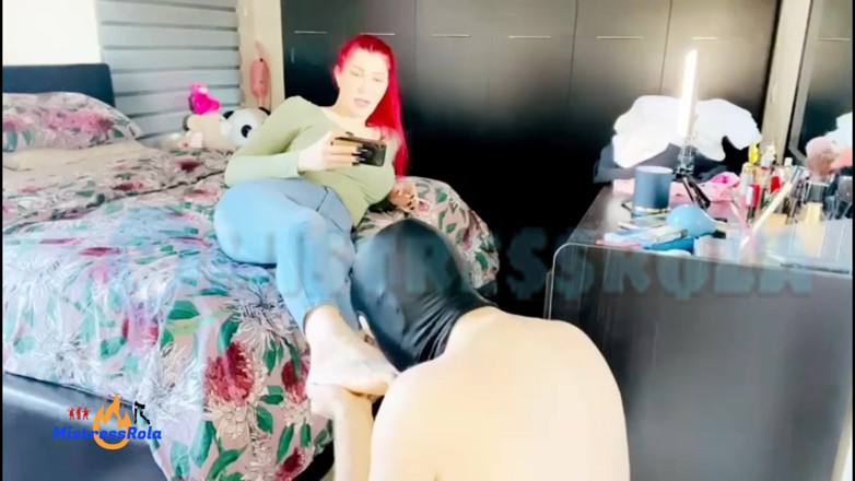 Mistressrola: 청바지 담배와 함께하는 새로운 발 세션
