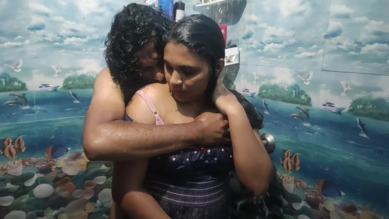 Vaishnavysharunraj: Couple malaisien, romance dans un bain torride avec sexe dans...