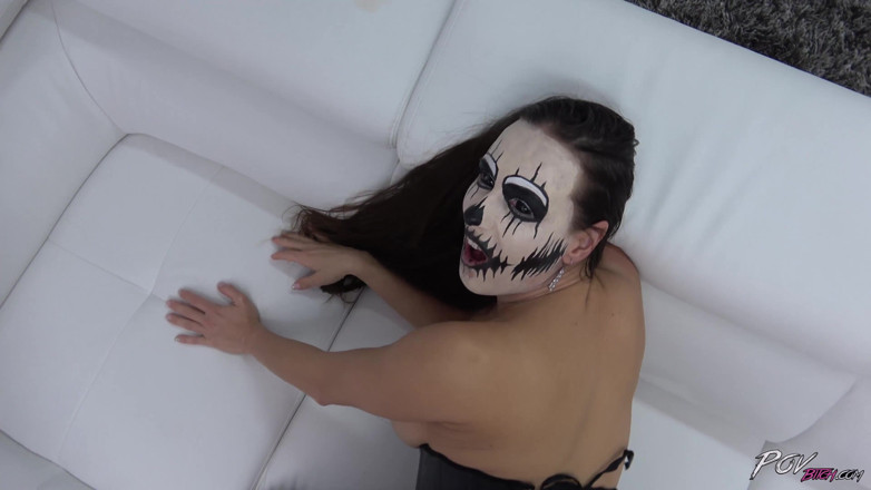 POV Bitch: Người phụ nữ đeo mặt nạ trong trang phục gợi cảm đút...