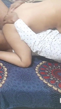 Bhabhi India sebenar membuka kakinya mengambil zakar besar di dalam seks desi