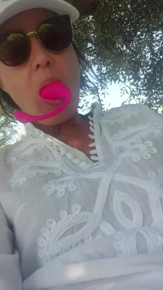 JulieEroticDress: Chorro en lugar arriesgado