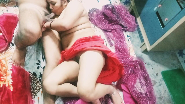 Manjushukla: Belle bhabhi indienne en sari rouge.