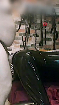 Velký strapon roztahuje Gigi v latexové kombinéze