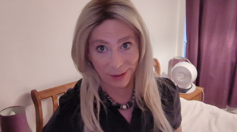 NikkiGee: En stor massa sperma! Kommer du att slicka upp den?