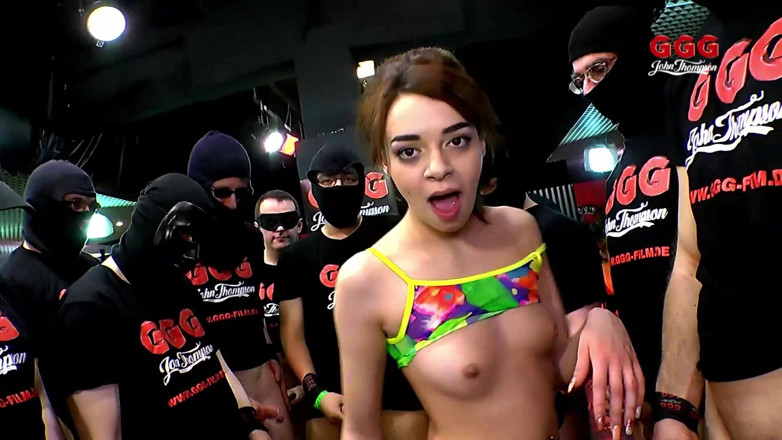 GANGBANG and BIG BOOBS: ブルネットのスラットが複数のチンコに乱交され、ブッカケで覆われる