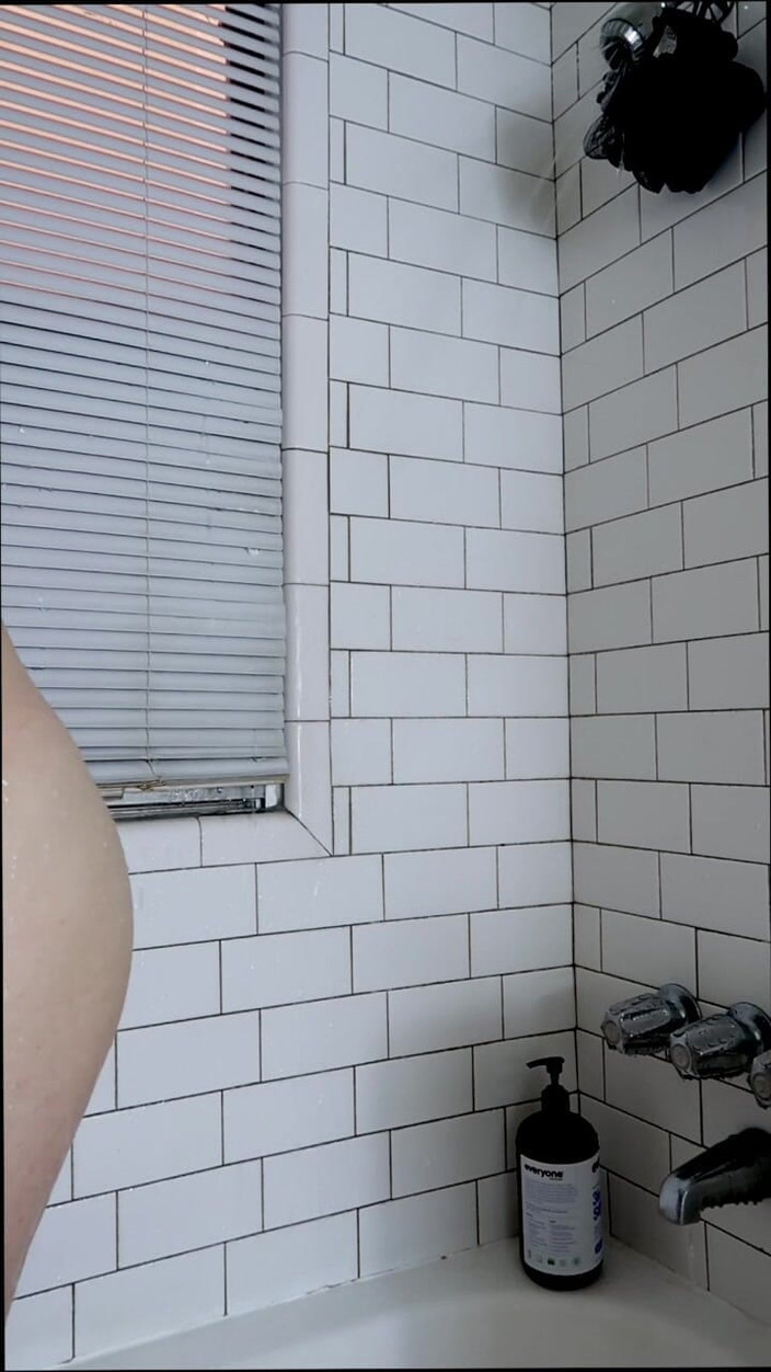 Stevie Trixx: मांसपेशियों वाली ftm suds ऊपर और शॉवर में हस्तमैथुन