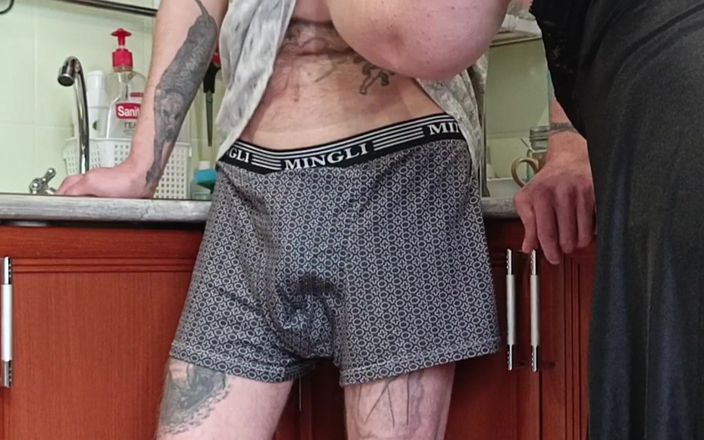 Zona901: Vriendin trekt zich af voor een cumshot vóór de lunch