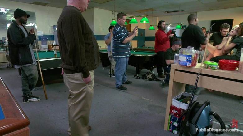 Public Disgrace by Kink: Awek berusia 19 tahun dengan tetek besar semula jadi dihina dan...