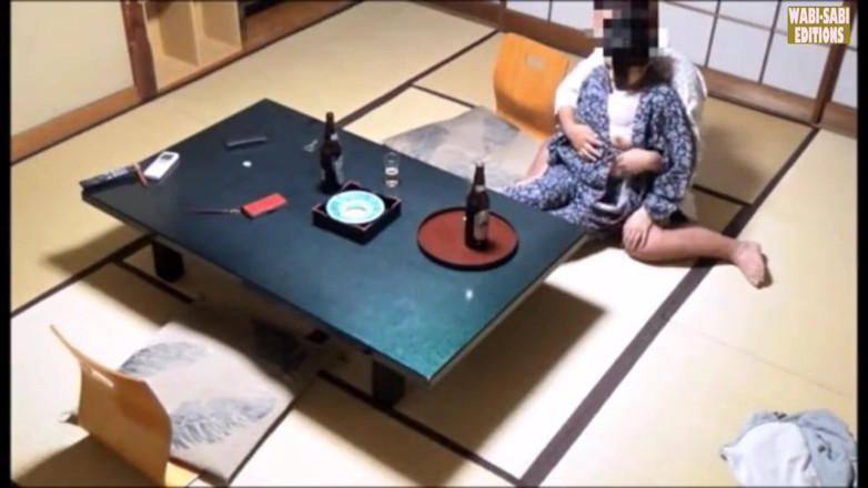 MILF, Wabi-Sabi Editions: Seducția după ore a unui însoțitor de primăvară fierbinte surprinsă într-o sesiune...