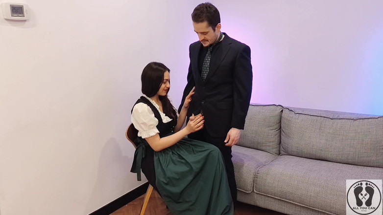 All You Can Fetish: Ana Spears masturba o pau do chefe no Dirndl Apron