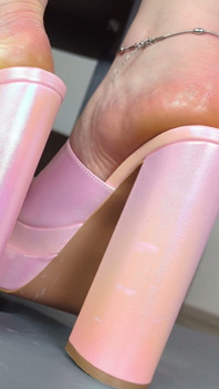 Shoejob & cum na różowym blok obcasie muły pod stołem kogut - Dame Olga 4K (746)